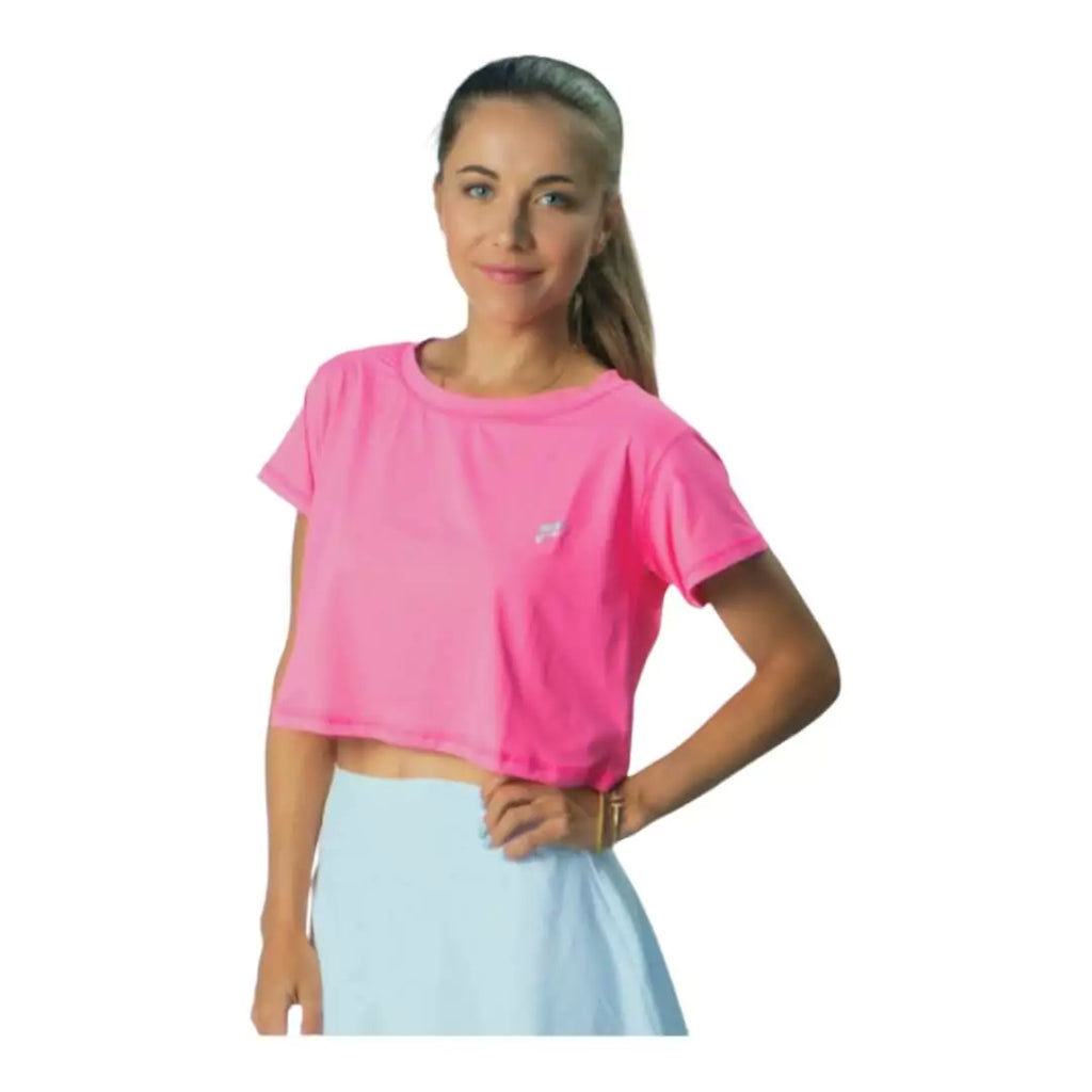 SPORT:BEACH TENNIS. Shop Flow Beach tennis at "iamracketsports.com". Female model, wearing a pink Flow VENICE Cropped T-Shirt.