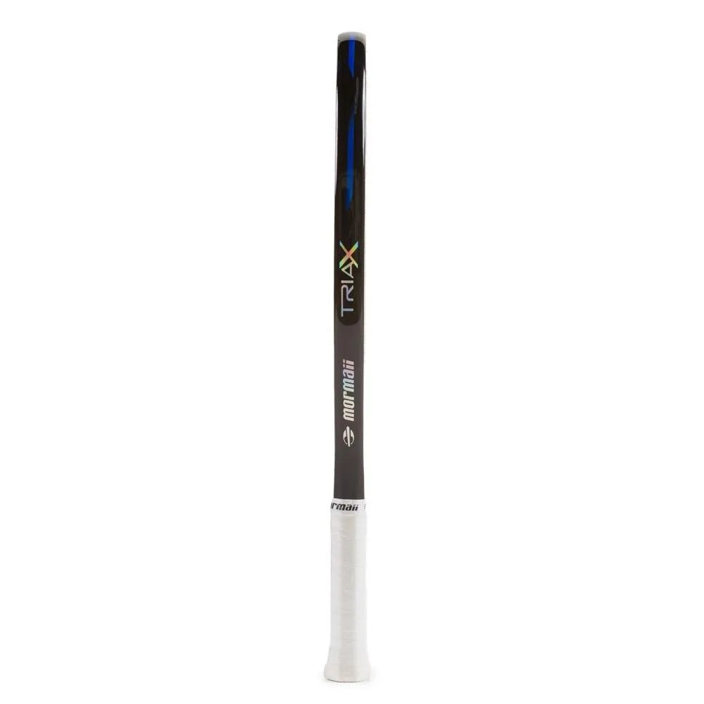 A side profile of Mormaii TRIAX CONCEPT 2024 Professional Beach Tennis Paddle,
available from at iamBeachTennis.com.